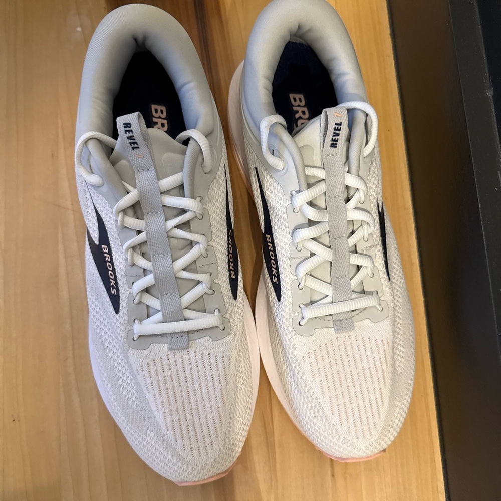 Brooks Women's Sneakers in White and Light Pink New without Box - Picture 11 of 15